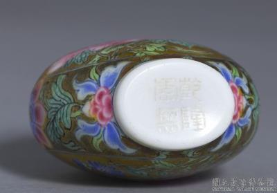 图片[3]-Glass-body painted enamel snuff bottle with a floral design on a gold background, Qing dynasty, Qianlong reign (1736-1795)-China Archive